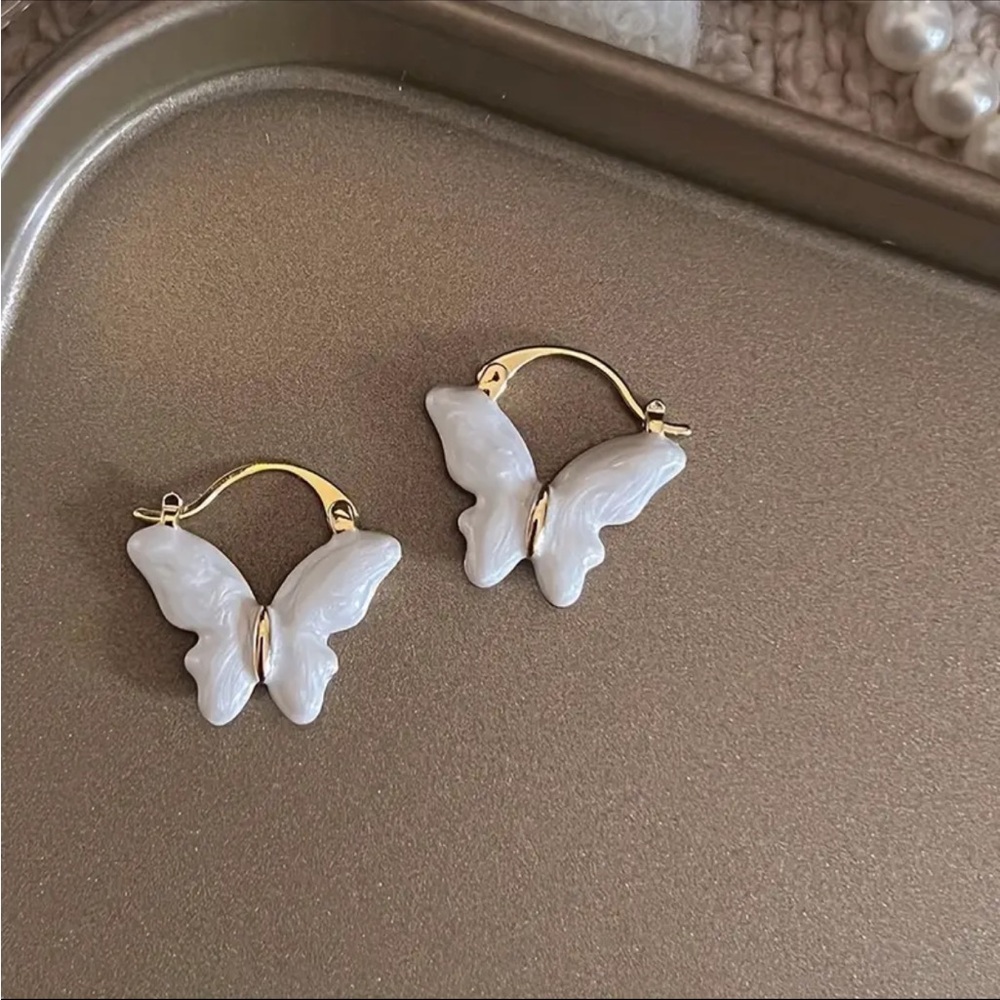 BRAND NEW🦋Elegant Enamel Butterfly Hoop Earrings - Chic Korean-Inspired